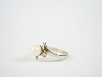 18K white gold or platinum ring centered...