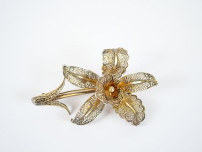 Two gilt silver filigree brooches featuring...