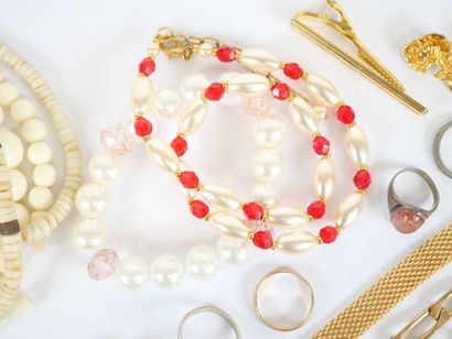 Set of costume jewelry in metal or gilded...