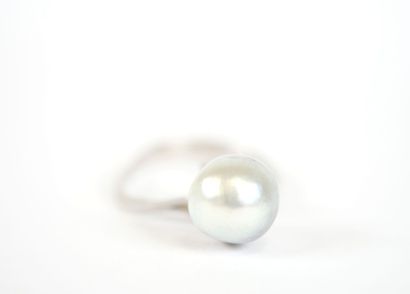 18K white gold open ring set with a gray...
