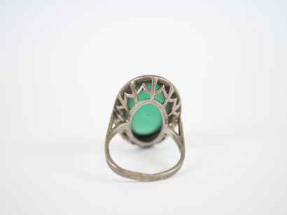 Silver ring set with cabochon-cut green verroterie...