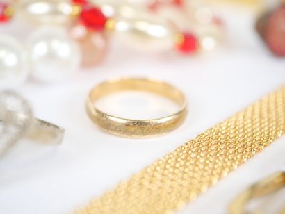 Set of costume jewelry in metal or gilded...