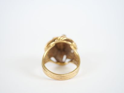 Important ring in 18K yellow gold with a...