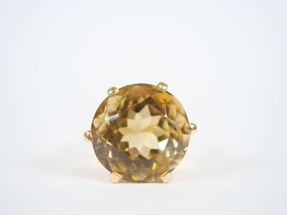 Important ring in 18K yellow gold centered...