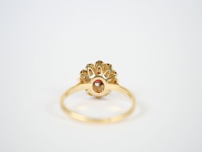18K yellow gold daisy ring set with numerous...