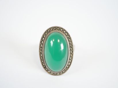 Silver ring set with cabochon-cut green verroterie...