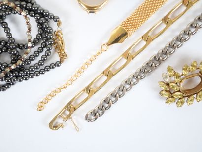 Set of costume jewelry in metal or gilded...