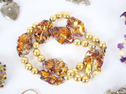 Costume jewelry set including :
- a necklace...