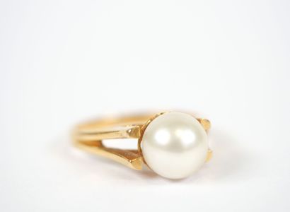 18K yellow gold ring centered with a cultured...