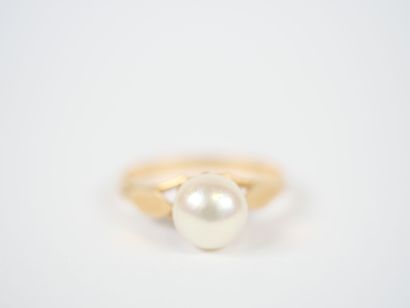 18K yellow gold ring centered with a cultured...