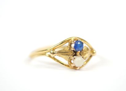 18K yellow gold ring with stylized foliage...