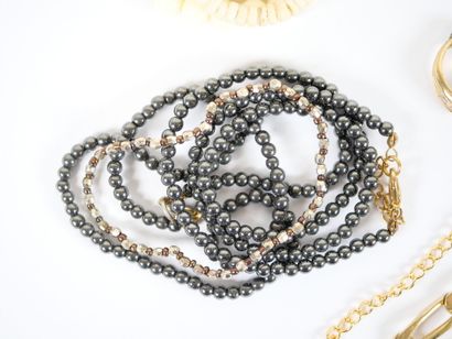 Set of costume jewelry in metal or gilded...