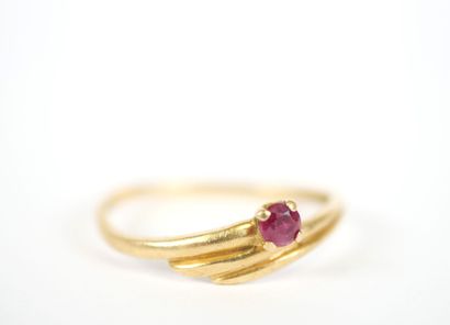 18K yellow gold ring with stylized foliate...