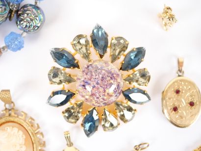 Costume jewelry set including: four necklaces,...