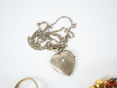 Costume jewelry set including :
- a necklace...