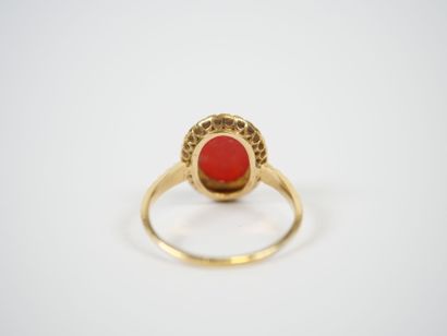 18K yellow gold ring centered on an oval...