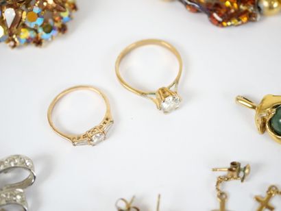 Costume jewelry set including :
- a necklace...