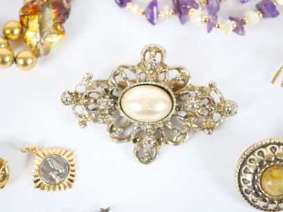 Costume jewelry set including :
- a necklace...