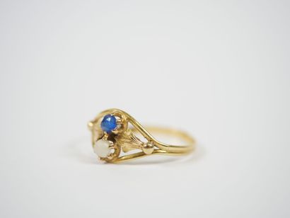 18K yellow gold ring with stylized foliage...