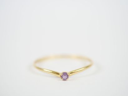 Fine 18K yellow gold ring set with a small...