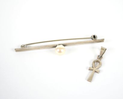 Silver barrette brooch centered with a pearl.
Gross...