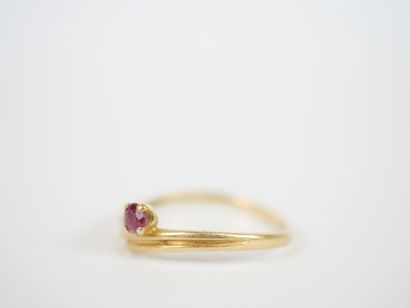 18K yellow gold ring with stylized foliate...
