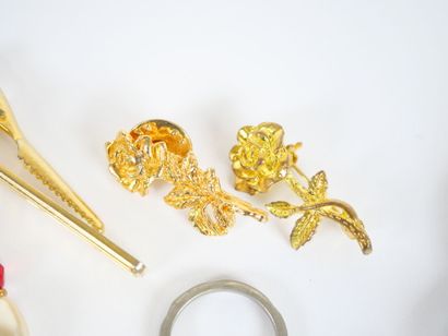 Set of costume jewelry in metal or gilded...