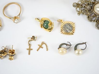 Costume jewelry set including :
- a necklace...