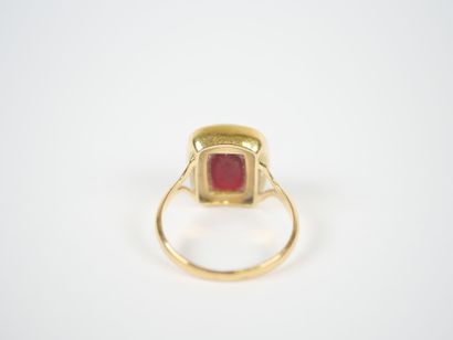 18K yellow gold ring set with a cabochon-set...