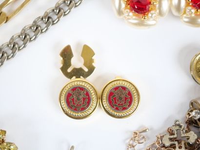 Set of costume jewelry in metal or gilded...