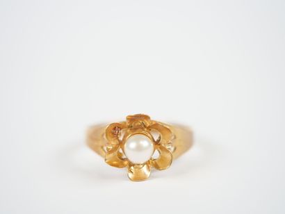 18K yellow gold ring with stylized flower...