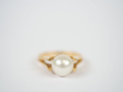 18K yellow gold ring centered with a cultured...