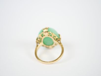 18K yellow gold ring set with a cabochon...