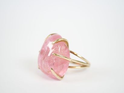 Important ring in 14K yellow gold set with...