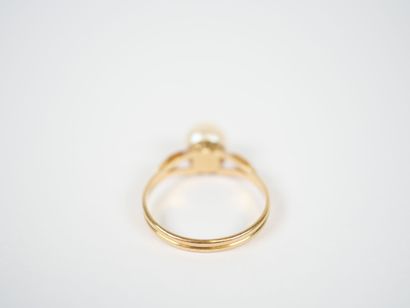 18K yellow gold ring centered with a cultured...