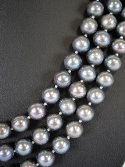 Necklace with three strands of gray cultured...