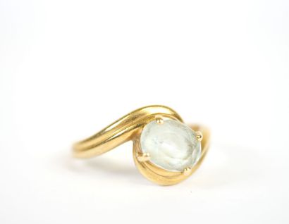 18K yellow gold ring with stylized scrolls...
