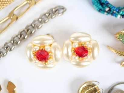 Set of costume jewelry in metal or gilded...
