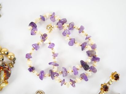 Costume jewelry set including :
- a necklace...