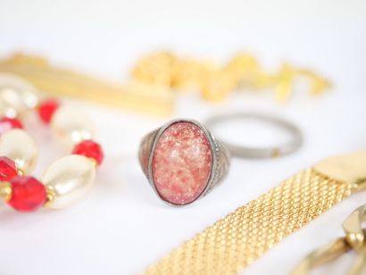 Set of costume jewelry in metal or gilded...