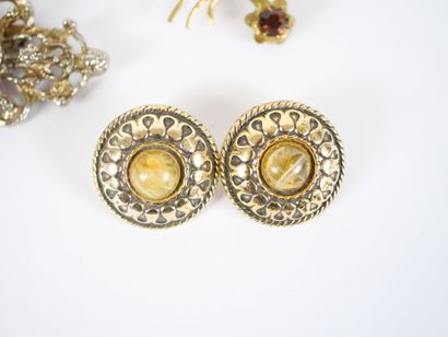 Costume jewelry set including :
- a necklace...