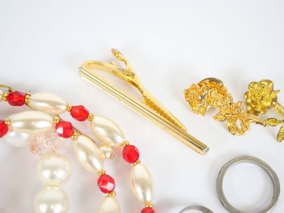 Set of costume jewelry in metal or gilded...
