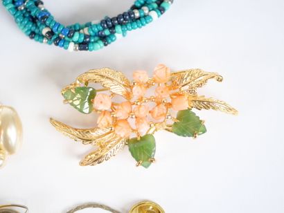 Set of costume jewelry in metal or gilded...