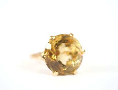 Important ring in 18K yellow gold centered...