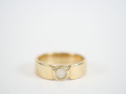Large 9K yellow gold ring set with a round...