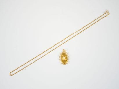 Gold-plated metal lot including : 
- a gilt-metal...