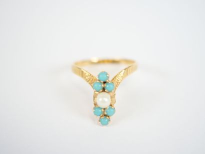 18K yellow gold ring centered on a cultured...
