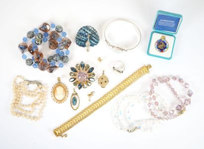 Costume jewelry set including: four necklaces,...