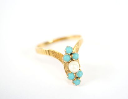 18K yellow gold ring centered on a cultured...
