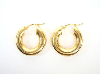 Pair of 18K yellow gold hoop earrings.
Weight:...